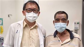 林俊昌醫師（左）與順利完成移植的病人潘男（右）合影。（圖／馬偕醫院提供）