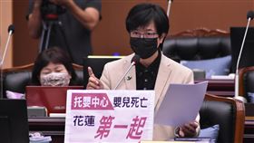 某托嬰中心女嬰呼吸中止亡  議員批花蓮縣府處置花蓮某托嬰中心日前發生3個月女嬰呼吸中止，缺氧時間過長，治療後仍不幸離世。無黨籍縣議員楊華美（右）28日在議會指出，這起事件是花蓮10多年來第一起托嬰中心造成嬰兒死亡的悲劇，但縣府後續處理卻是手忙腳亂，顯示托嬰安全仍有很多結構性問題要改善，將組專案全面檢視。（楊華美提供）中央社記者張祈傳真  111年7月28日