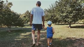 老人,小孩,祖孫,爺爺,孫子,孫女(翻攝自 Pixabay)