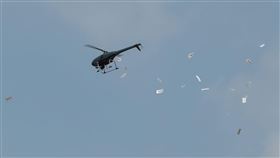 心戰特遣隊出動無人機  空投傳單對敵認知作戰國軍心戰特遣隊28日在桃園出動無人直升機，並空投傳單對敵認知作戰。中央社記者游凱翔攝  111年7月28日