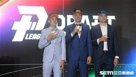 PLG選秀會落幕，探花白曜誠(左)、狀元張鎮衙(中)、榜眼陳范柏彥(右)合影。（圖／記者蔡厚瑄攝影）