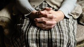 老人、老婦人、阿嬤、祖母、奶奶（圖／翻攝自pixabay）