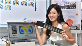 工研院開發出「可攜式電阻抗成像系統」沒有輻射，僅需在胸口圍上一條束帶，就能輕鬆看見連續即時的區域肺部影像，重量僅850公克，有望成為國內第一台國產可攜式、無輻射之胸腔成像系統。（圖／工研院提供）