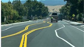 美國一段路上出現了詭異的「鋸齒狀」車道。（圖／翻攝自San Benito County Public Information 臉書）