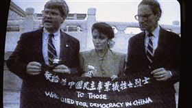 美國聯邦眾議院議長裴洛西，曾在天安門廣場拉開寫有「獻給為中國民主事業犧牲之烈士」黑布條。▲。（圖／美聯社／達志影像）