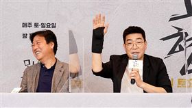 《模範刑警2》孫賢周（中）在記者會上舉起受傷的手，左為導演趙南國、右為張勝祖。（圖／愛奇藝國際站提供）