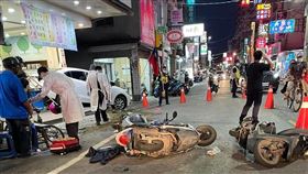 高雄市大寮區驚傳女子開車誤踩油門撞進騎樓的嚴重車禍（圖／翻攝自《大寮林園大小事》）