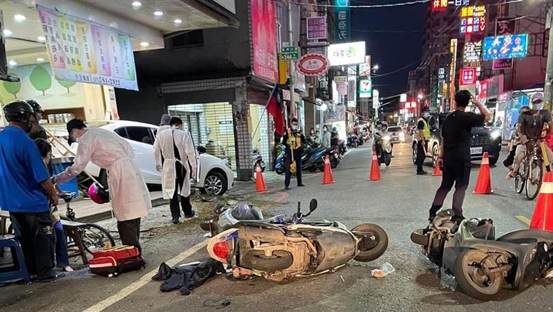 新／女開車誤踩油門　衝進騎樓3人傷