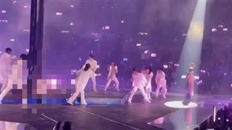 人氣男團演唱會出意外　螢幕墜落砸人