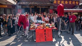 《車頂上的玄天上帝》(暫名)日前於迪化街的台北霞海城隍廟舉行開鏡儀式。(甲上娛樂提供)