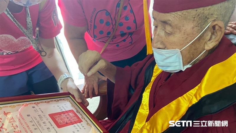 身邊都沒人了　癌末百歲爺許願惹鼻酸