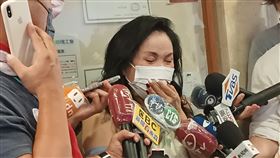 民進黨立委余天老婆李亞萍為女兒余苑綺病綺淚崩記者會現場。（圖／記者盧素梅攝影)