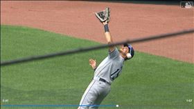 ▲勞爾（Josh Lowe）被飛球打到臉。（圖／翻攝自MLB官網）