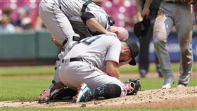 ▲卡斯坦諾（Daniel Castano）被強襲球打到頭。（圖／美聯社／達志影像）