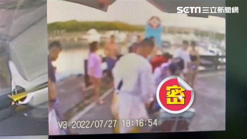 墾丁騎水上摩托車　比基尼妹撞臀大叫