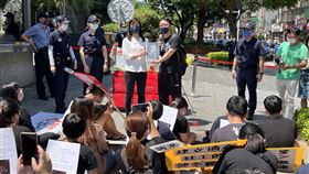 社工工會在衛福部前送上「生死簿」。（圖／記者簡浩正攝影）