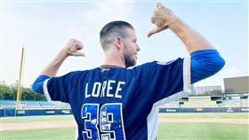 ▲悍將球團為羅力推出百勝紀念商品。（圖／富邦悍將球團提供）