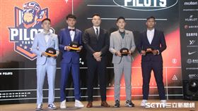 林子洧（右二）、呂蔡瑜倫（右一）PLG選秀會被領航猿挑中，締造另類「大三元」。（圖／記者蔡厚瑄攝影）