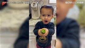 小男孩把辣椒當成生菜　下秒猛灌水