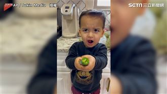 小男孩把辣椒當成生菜　下秒猛灌水