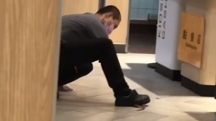「米奇」出沒！男店員先踩後抓被讚爆