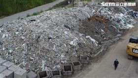 台中后里某公墓旁出現垃圾山，面積快要有36個籃球場那麼大。（圖／翻攝畫面）
