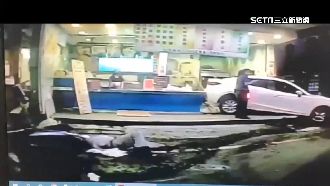 駕駛迴轉突暴衝　撞5機車、傷3騎士