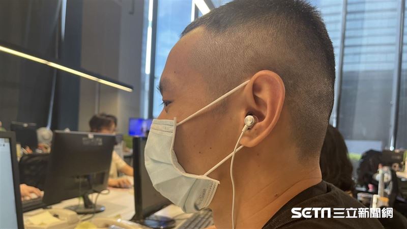 高中妹譏笑戴有線耳機　他委屈吐實情
