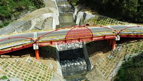 克服土石流並融入楓林意象  奧萬大橋梁新建獲獎林務局南投林區管理處辦理奧萬大石灰坑橋梁新建工程，保護用路人避免土石流危害，並導入特有的楓林意象設計，引領遊客至奧萬大國家森林遊樂區，29日獲農委會優良農業建設工程獎農路（林道）類優等。（南投林管處提供）中央社記者蕭博陽南投縣傳真  111年7月29日