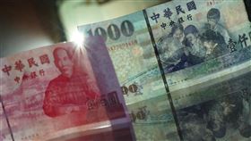 新台幣重貶1.39角  逾4個月新低（2）烏俄危機升溫，美股、亞股全面受挫，台股24日也大跌461.18點；新台幣兌美元24日開盤價為27.90元，最高27.895元、最低28.036元，重貶1.39角，最後收28.023元，來到逾4個月新低。中央社記者徐肇昌攝  111年2月24日