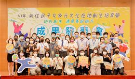 ▲謝文忠主任秘書（第二排左六）、新住民發展基金管理會古錦松委員（第二排右四）、總統教育獎委員會黃乃輝委員（第二排左五）、憲光二村代表楊世駿先生（第二排左四）、游振宏老師（第二排左二）與學員一同合影。（圖／移民署提供）