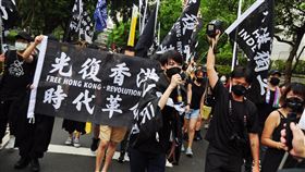 政府援港新措施  闢徑讓流亡港人就業可獲身分證為暢通流亡港人在台取得身分證的途徑，政府的「香港人道援助關懷行動專案」近期有新措施，放寬流亡港人就業限制，並在居留5年後可申請定居；就學者亦可適用。圖為在台港人6月於台北遊行，紀念「反送中」運動爆發3週年。中央社記者沈朋達攝 111年7月29日
