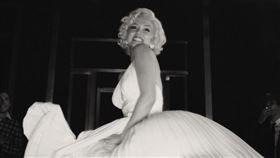 安娜德哈瑪斯重現遮裙子經典畫面。（圖／翻攝自安娜德哈瑪斯IG）