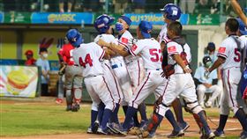 中華隊隊長陳恩敲出再見安打，帶領中華隊逆轉勝。（圖／棒協提供）