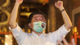 陳時中萬華造勢民進黨台北市長參選人陳時中29日晚間走訪萬華艋舺清水巖祖師廟參拜祈福，並參加「阿中與你相見歡」見面會活動，高舉雙手回應現場熱情支持者歡呼。中央社記者鄭清元攝  111年7月29日