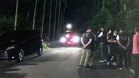 台中滷味攤命案  山區發現疑似凶嫌屍體台中市潭子區滷味攤命案，警方持續在太平山區搜捕5天，29日傍晚在林姓凶嫌犯案車輛附近發現一具屍體，外型特徵、衣著均與林嫌相似，但因天色昏暗，警方並未證實屍體身分，將漏夜進行DNA比對以確認。（民眾提供）中央社記者趙麗妍傳真  111年7月29日