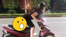 機車座墊凸一根「姐夫」。（圖／翻攝自臉書爆廢公社）