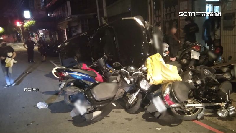 疑接聽手機惹禍　轎車逆向連撞17車