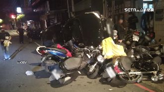 疑接聽手機惹禍　轎車逆向連撞17車