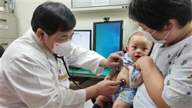 紀鑫表示，幼兒接種莫德納疫苗前會評估身體狀況。（圖／馬偕醫院提供）