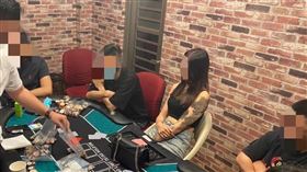 中山區遼寧街一處德州撲克牌場靠美女荷官吸客。（圖／記者李依璇翻攝）