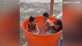 大水桶變泳池！　3姊弟暑假樂玩水