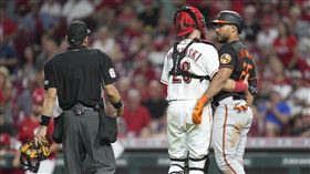 ▲山坦戴爾（Anthony Santander）開轟後遭到觸身球。（圖／美聯社／達志影像）