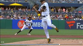 ▲昆塔納（Jose Quintana）沒收投手正面強襲球。（圖／翻攝自MLB官網）