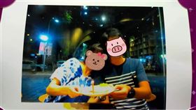 這妳能忍？男友跟女性友人「親密靠肩照」網怒：根本像情侶（圖／翻攝自爆怨公社）