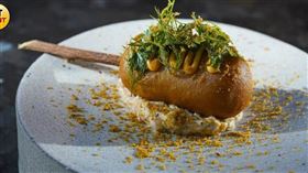 Marc L³「劍旗魚│高麗菜│海藻」在熱狗麵衣放入剁碎的靜岡海藻增添些許香氣，再刨上東港烏魚子帶來台式記憶。（圖／CTWANT提供）