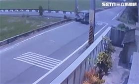 雲林水林鄉產業道路死亡車禍，機車撞休旅車彈飛撞電桿身亡。（圖／翻攝畫面）