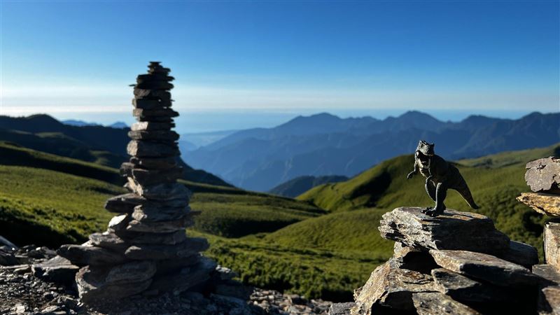 帶公仔上山忘帶走　山友刷一排打卡照