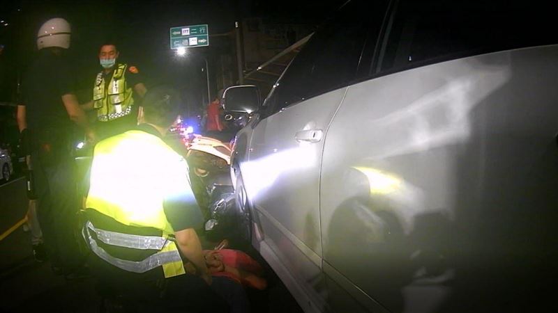 酒駕肇逃機車卡車底　狂噴火花嚇壞網