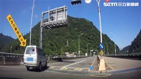 苗栗女子駕照行照註銷，竟拒檢違規逆向，遭警方依公共危險罪送辦，還吞下16張罰單。（圖／翻攝畫面）